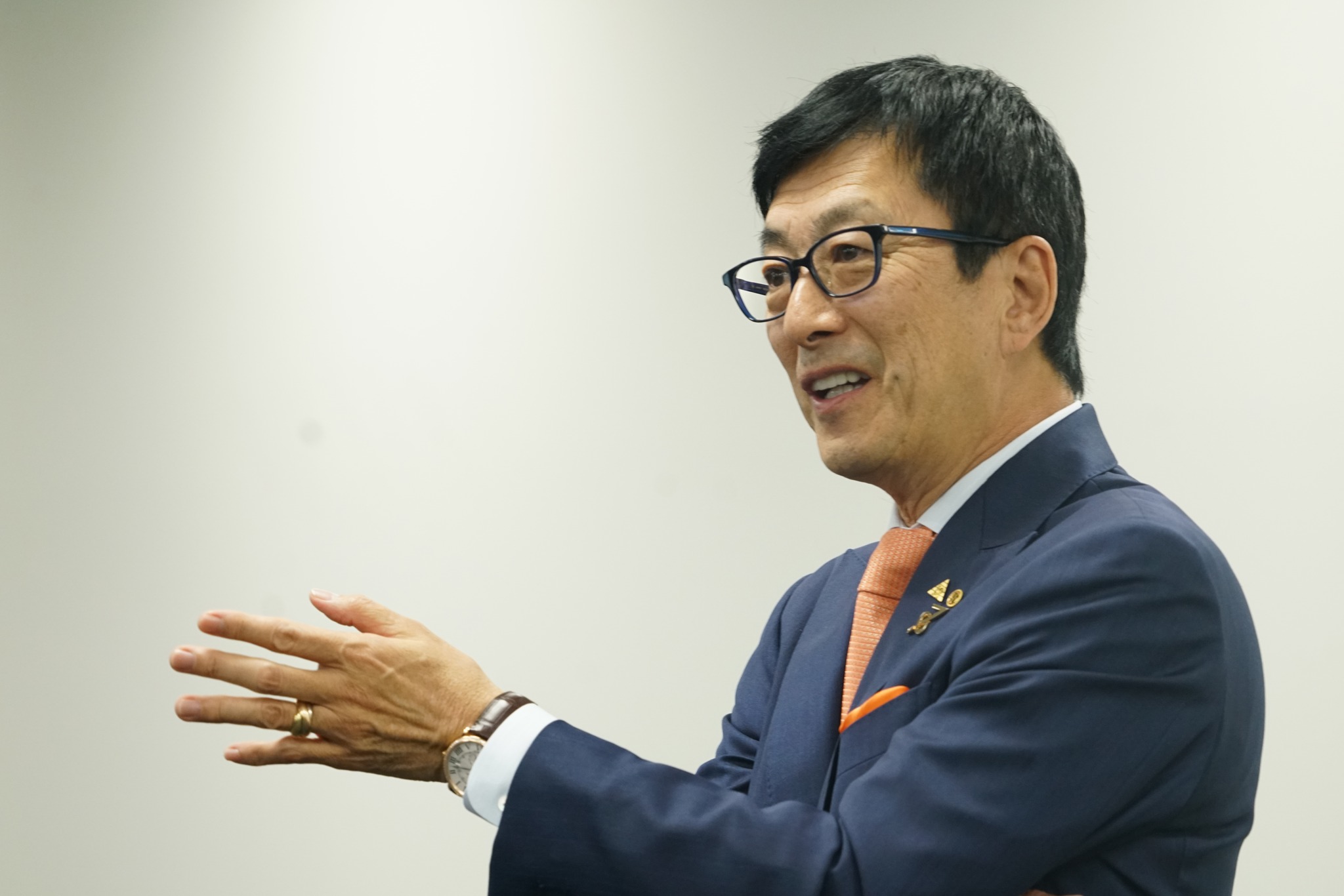 創業期からつづく青木からの初任給の手渡し 人材教育コンサルティングのアチーブメント株式会社